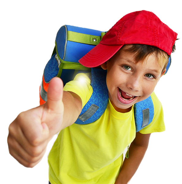 Schuljunge mit roter Cappie - ©Natallia Vintsik - stock.adobe.com ein Schuljunge mit roter Cappie und Schultornister auf dem Rücken lacht und zeigt den Daumen nach oben